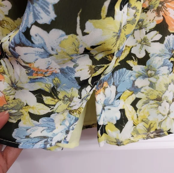 NWT Vince Camuto Blooming Floral Flutter Sleeve Blouse with Ruffled Details - Picture 6 of 14